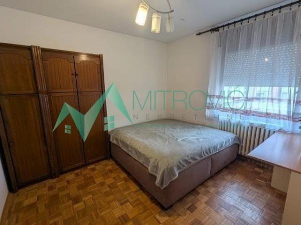 Slika 9 - Sajam  lepo održavan trosoban stan odličnog rasporeda 