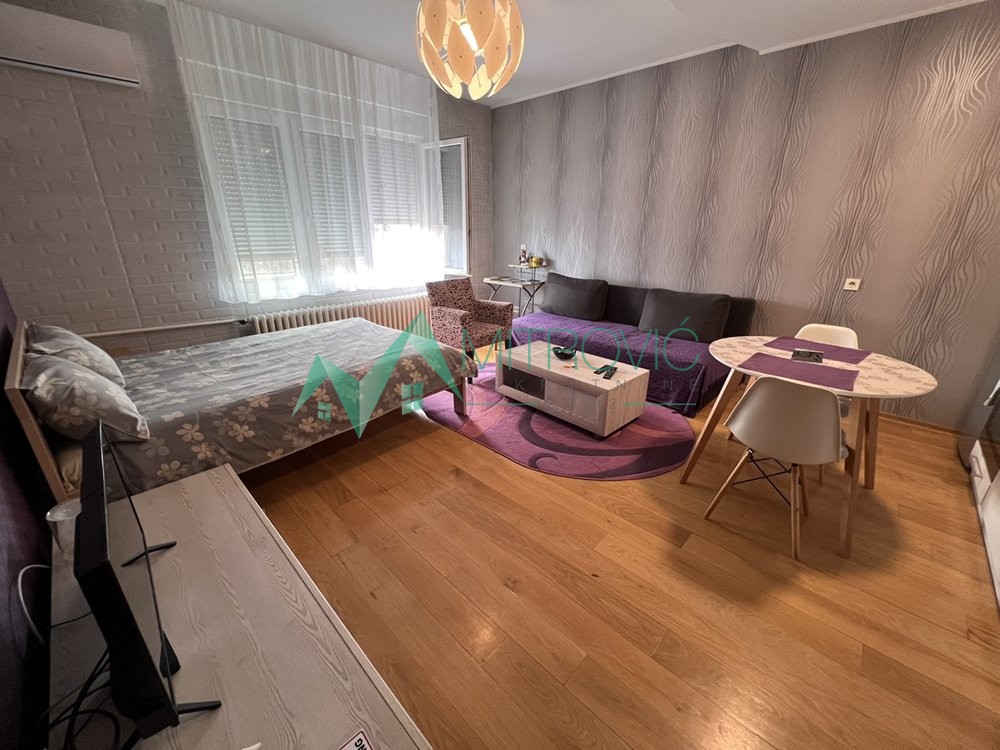 Slika 5 - Novi Sad, strogi centar - Kompletno nameštena garsonjera 