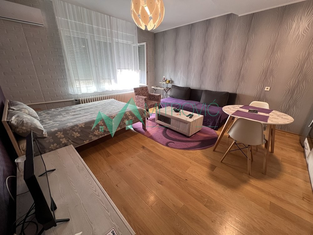 Slika 2 - Novi Sad, strogi centar - Kompletno nameštena garsonjera 