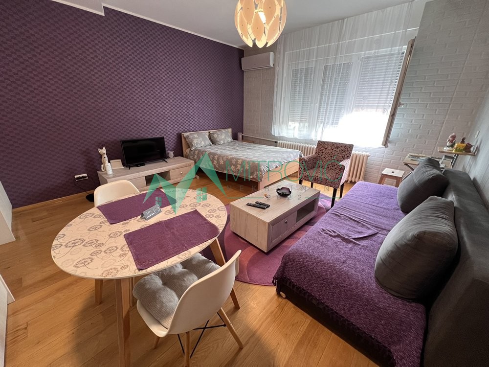 Slika 4 - Novi Sad, strogi centar - Kompletno nameštena garsonjera 