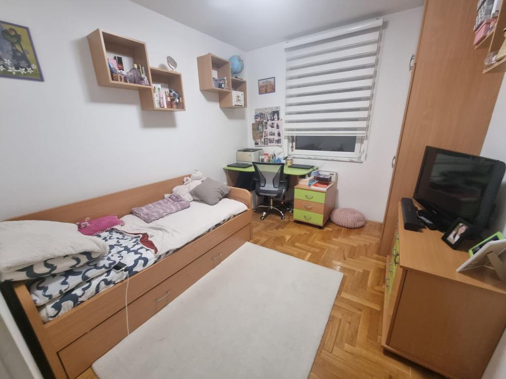 Slika 4 - Trosoban, 62m2, Banatić Novi Sad, sa terasom, ima lift