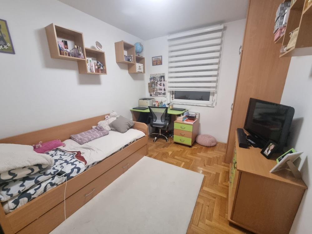 Slika 5 - Trosoban, 62m2, Banatić Novi Sad, sa terasom, ima lift