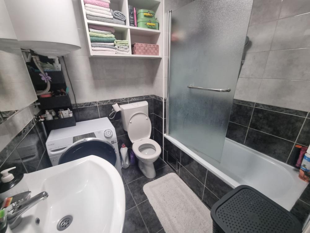 Slika 8 - Trosoban, 62m2, Banatić Novi Sad, sa terasom, ima lift