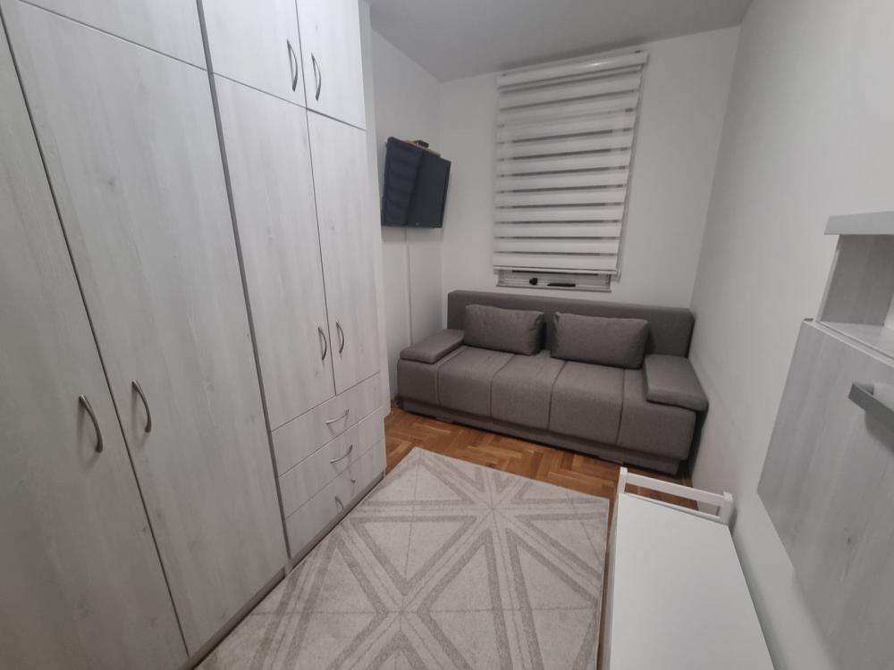 Slika 6 - Trosoban, 62m2, Banatić Novi Sad, sa terasom, ima lift