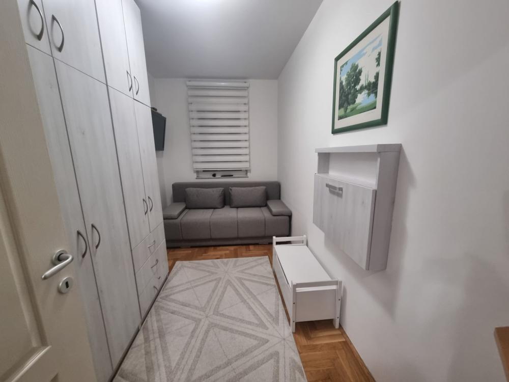 Slika 7 - Trosoban, 62m2, Banatić Novi Sad, sa terasom, ima lift