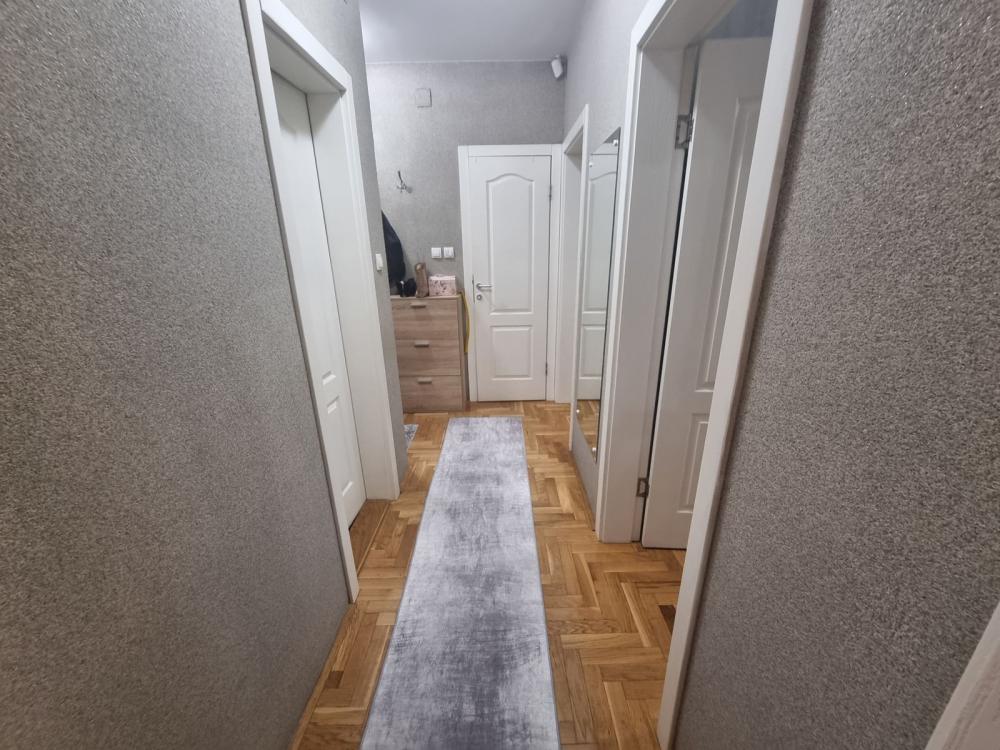 Slika 10 - Trosoban, 62m2, Banatić Novi Sad, sa terasom, ima lift