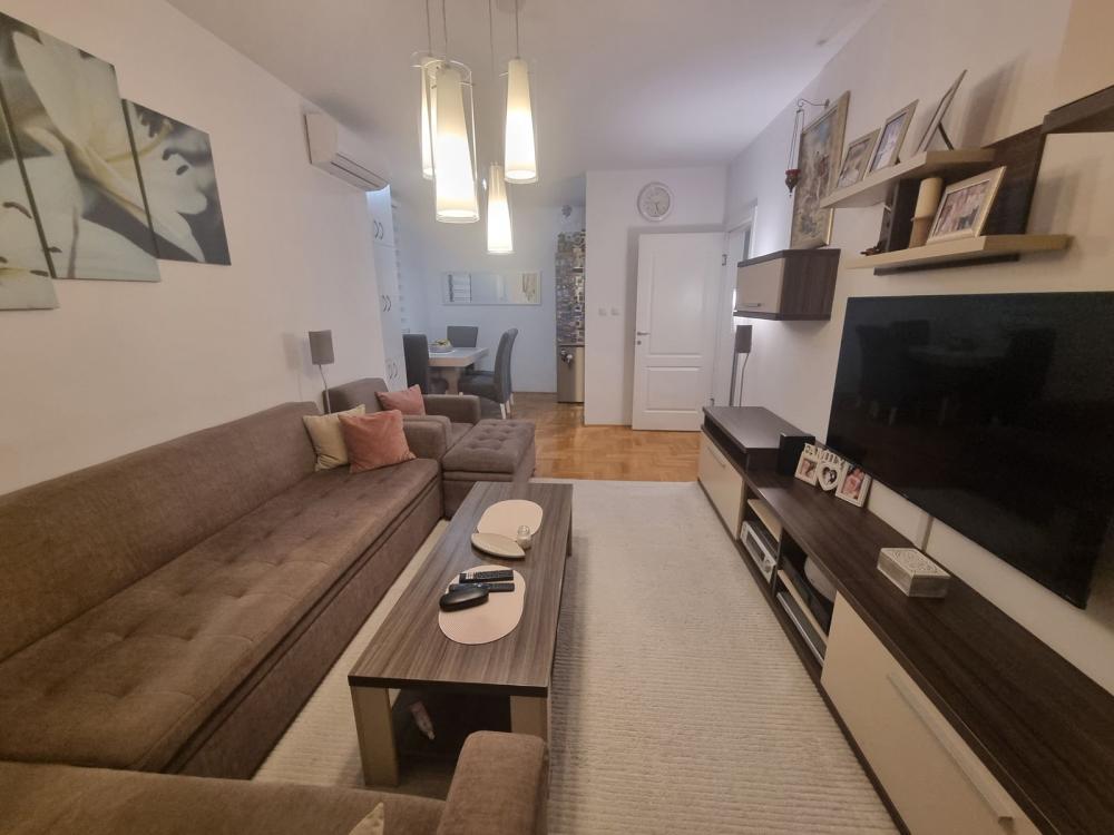 Slika 2 - Trosoban, 62m2, Banatić Novi Sad, sa terasom, ima lift