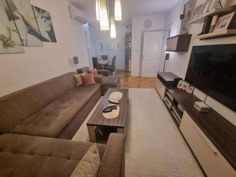 Slika 1 - Trosoban, 62m2, Banatić Novi Sad, sa terasom, ima lift