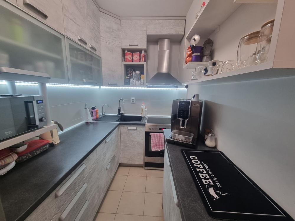 Slika 3 - Trosoban, 62m2, Banatić Novi Sad, sa terasom, ima lift