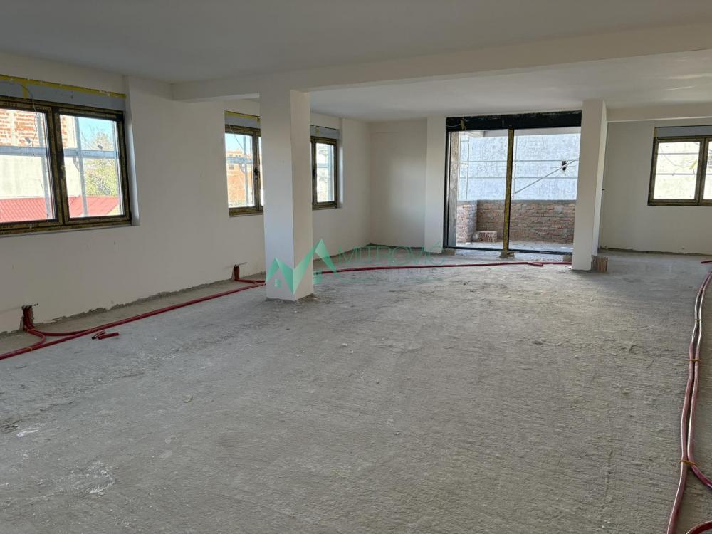 Slika 2 - Lux četvorosoban stan na Salajci-108m2