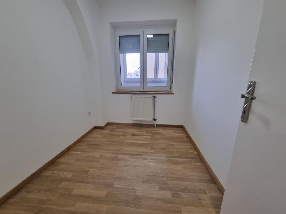 Slika 5 - TOP LOKACIJA! Prazan, odmah useljiv