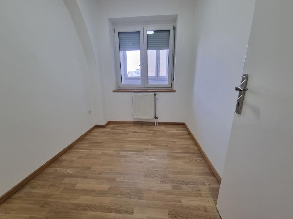 Slika 6 - TOP LOKACIJA! Prazan, odmah useljiv