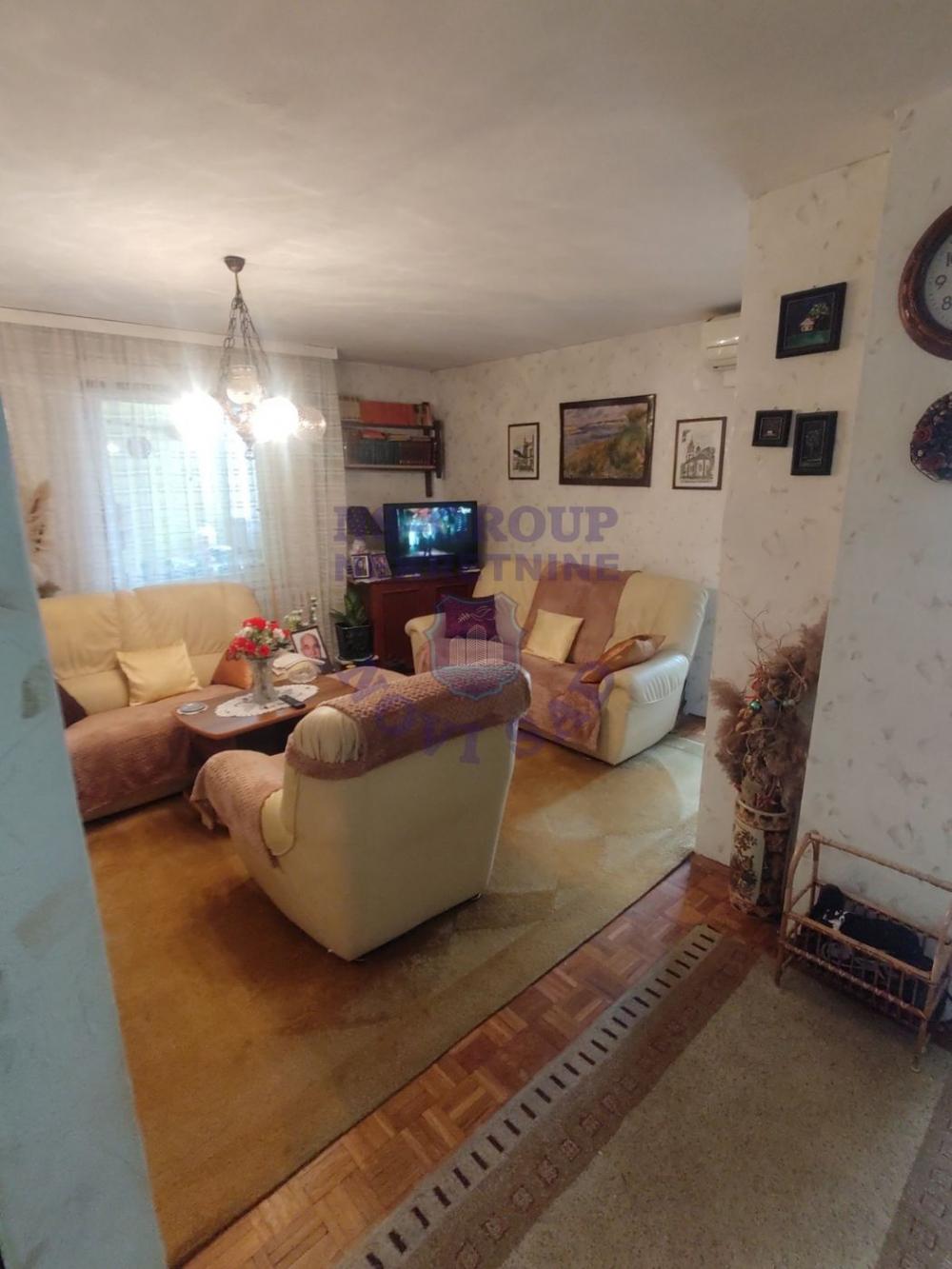 Slika 3 - Troiposoban, 74m2, Novo naselje Novi Sad, sa terasom, ima lift