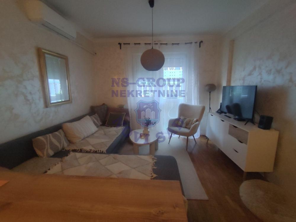 Slika 3 - Četvorosoban, 93m2, Grbavica Novi Sad, sa terasom, ima lift