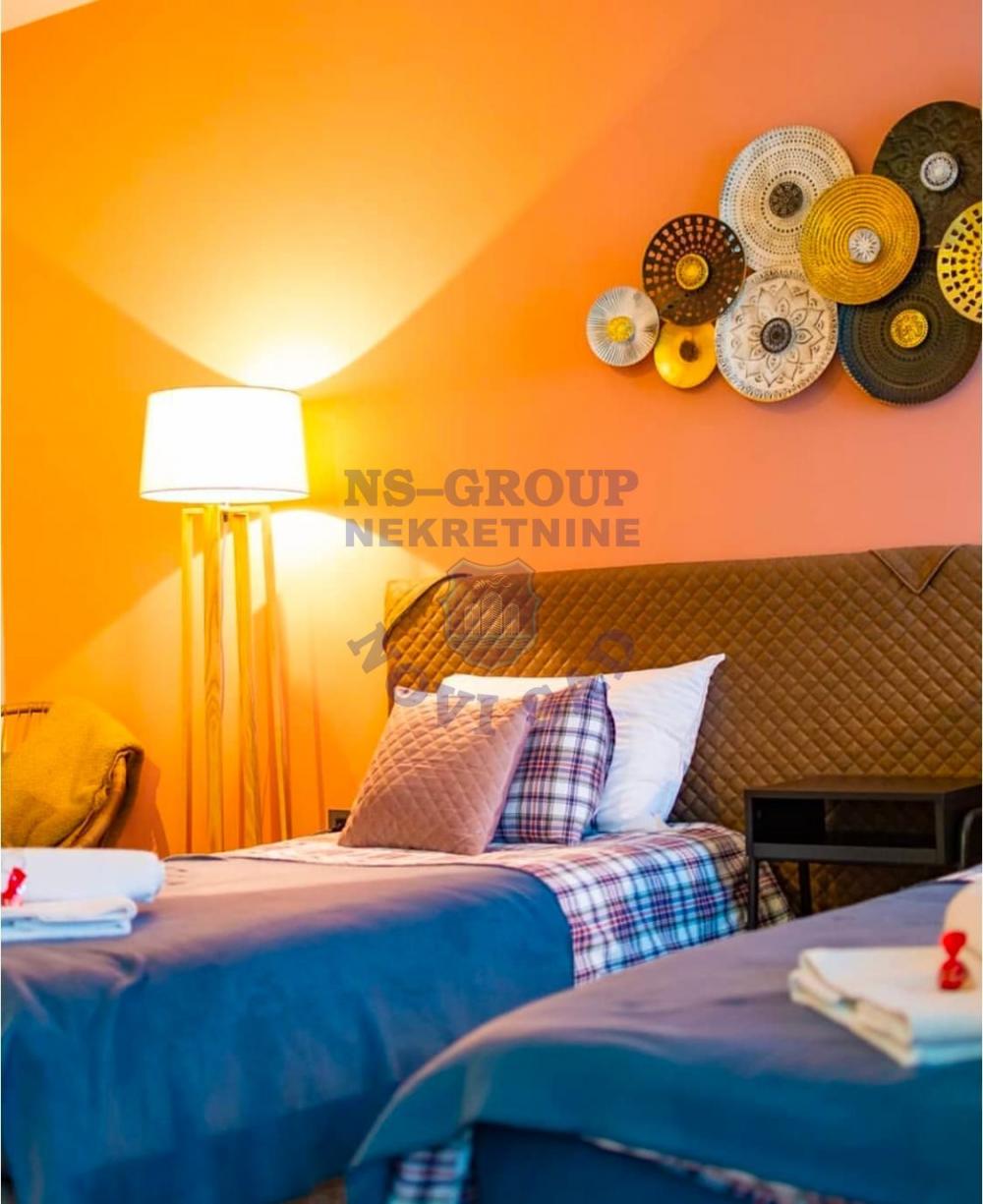 Slika 2 - Odličan šestosoban stan na Petrovaradinu!