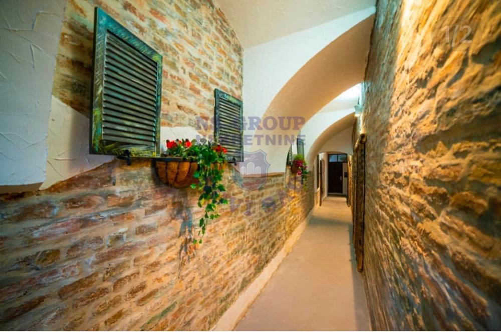 Slika 7 - Odličan šestosoban stan na Petrovaradinu!