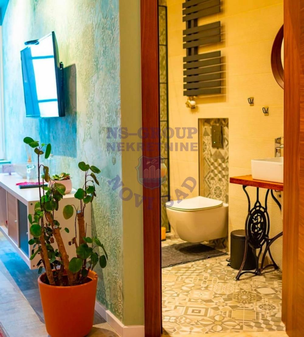 Slika 8 - Odličan šestosoban stan na Petrovaradinu!