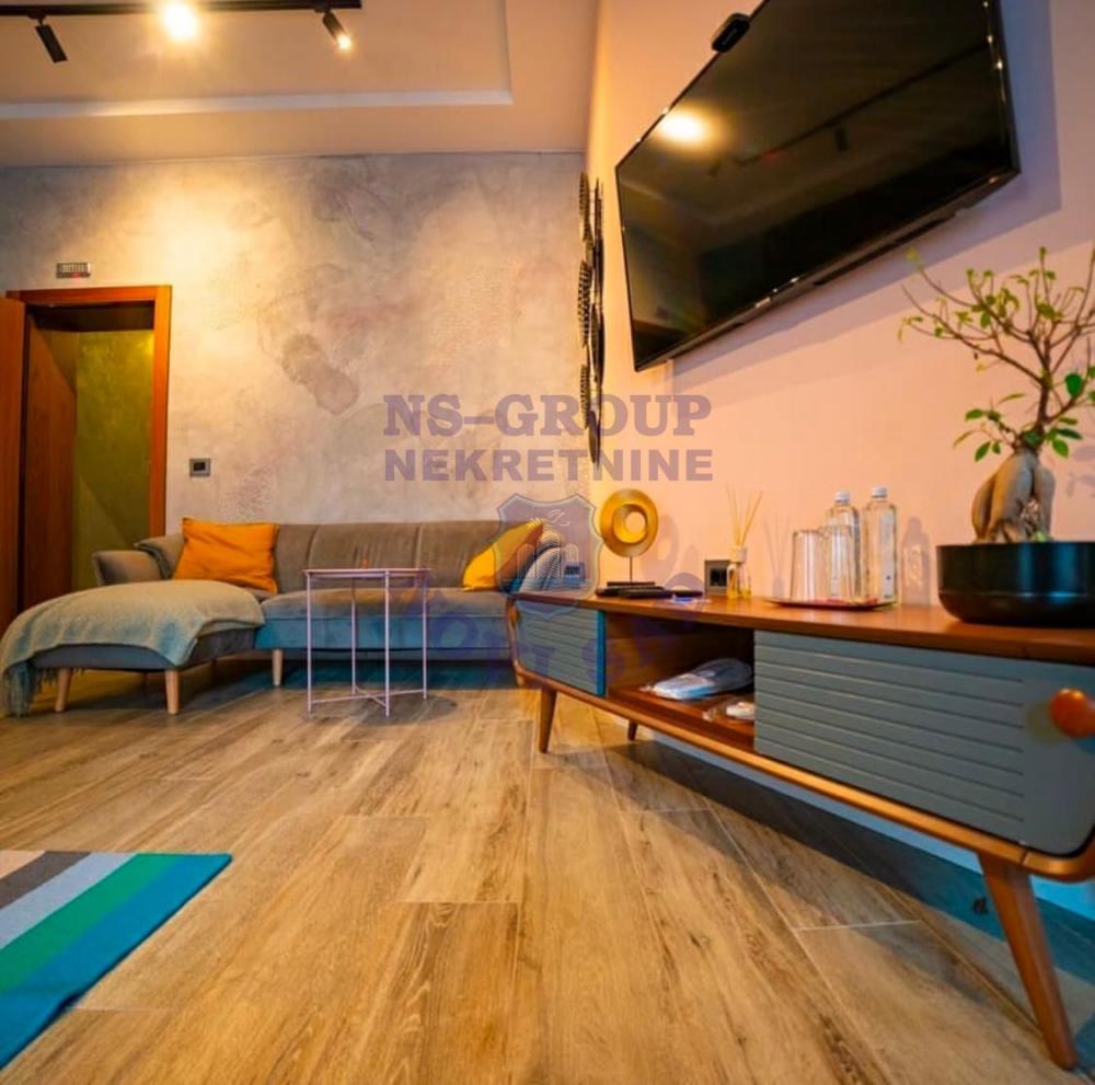 Slika 5 - Odličan šestosoban stan na Petrovaradinu!