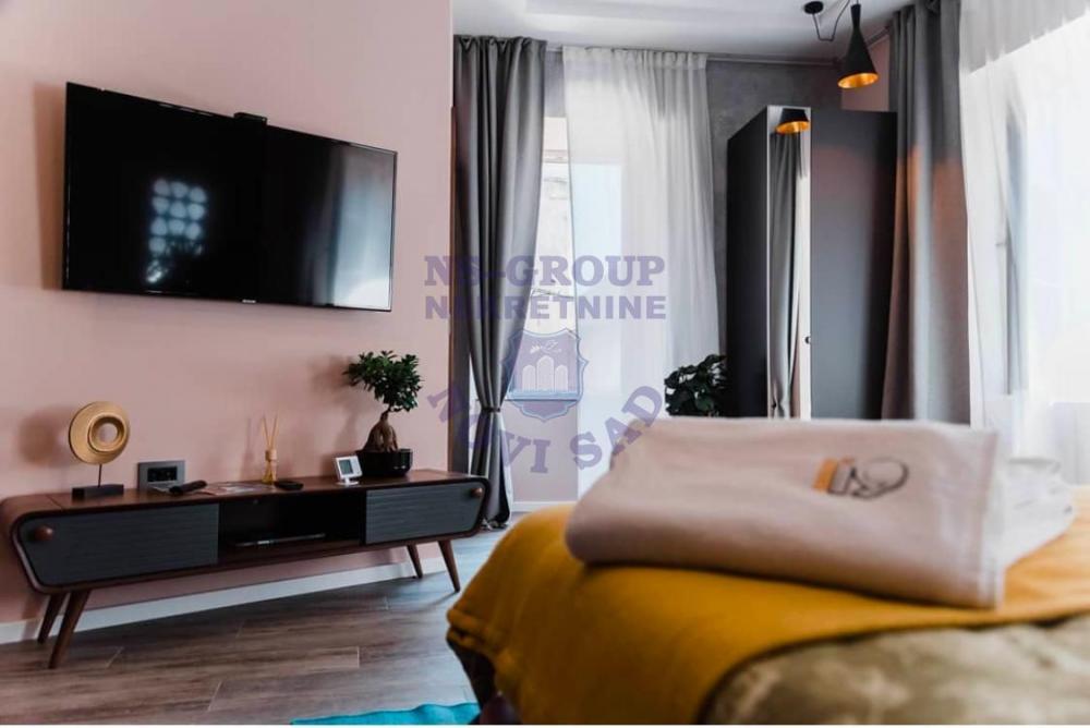 Slika 1 - Odličan šestosoban stan na Petrovaradinu!