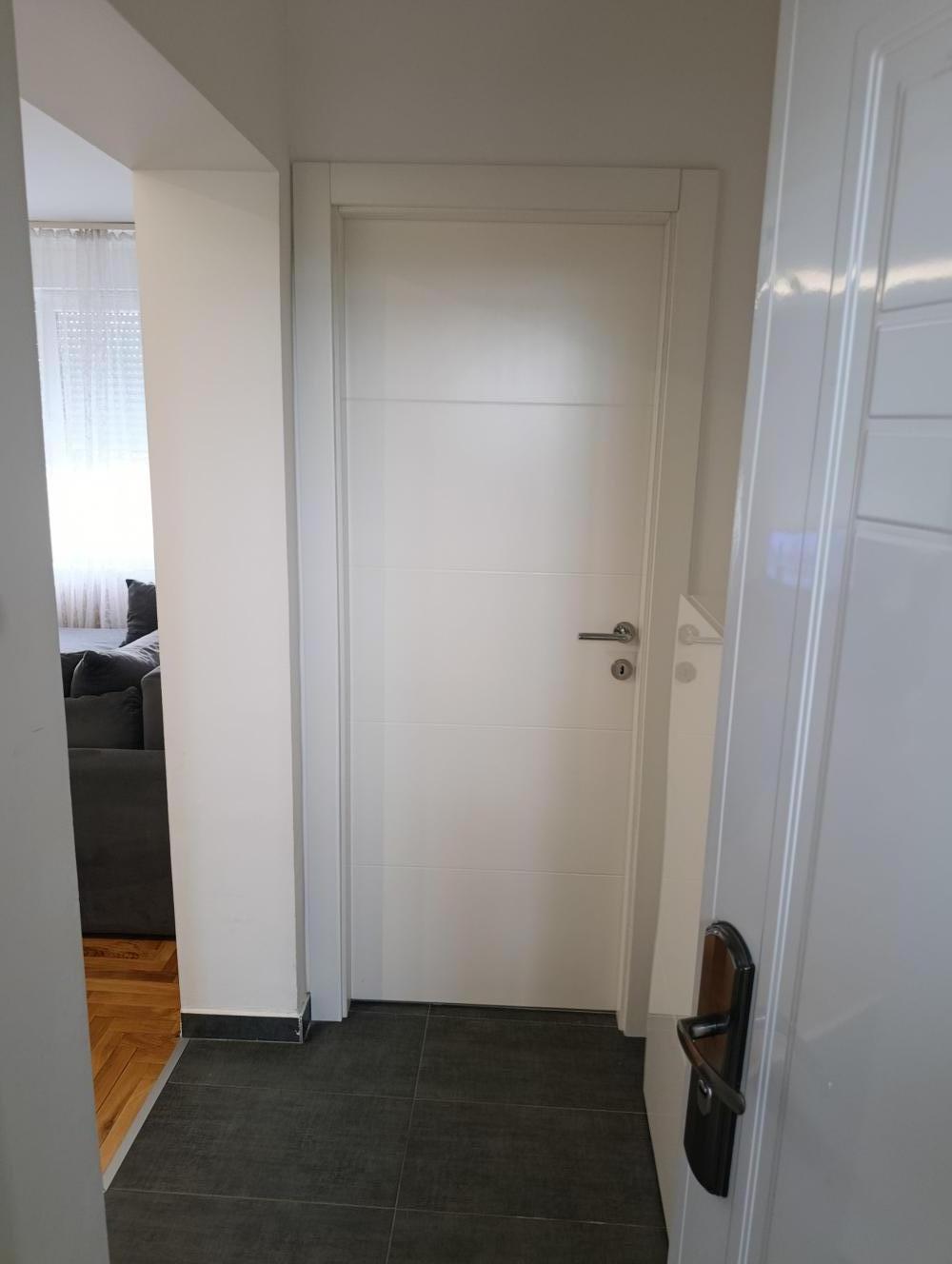 Glavna slika -Продаје се комплетно реновиран и намештен стан на старој детелинари