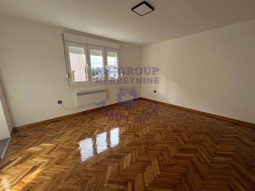 Slika 1 - Dvosoban, 49m2, Adamovićevo naselje Novi Sad, sa terasom