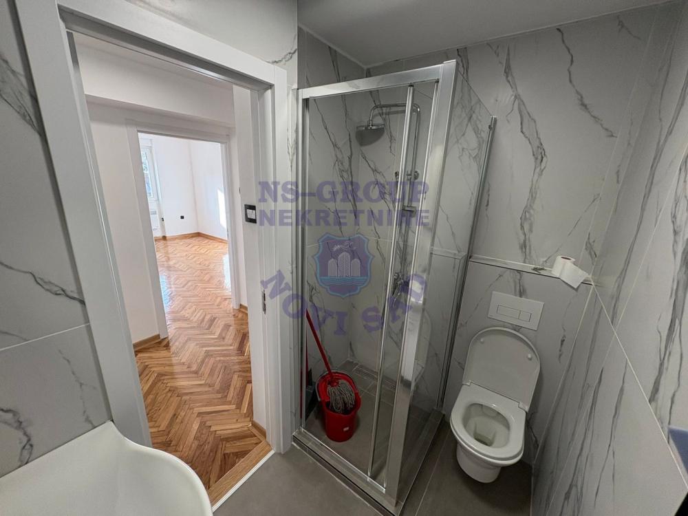 Slika 3 - Dvosoban, 49m2, Adamovićevo naselje Novi Sad, sa terasom