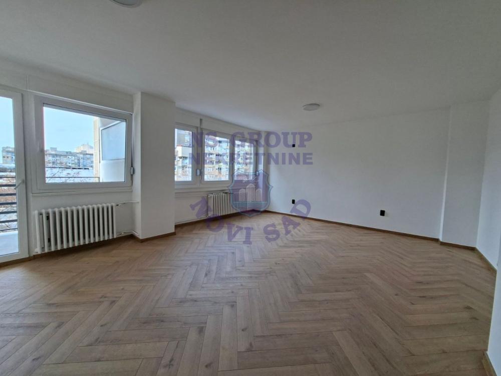 Glavna slika -Kompletno renoviran trosoban stan na Socijalnom