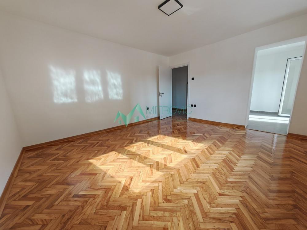 Glavna slika -Cara Dušana, 49m2. Renoviran dvosoban stan. 