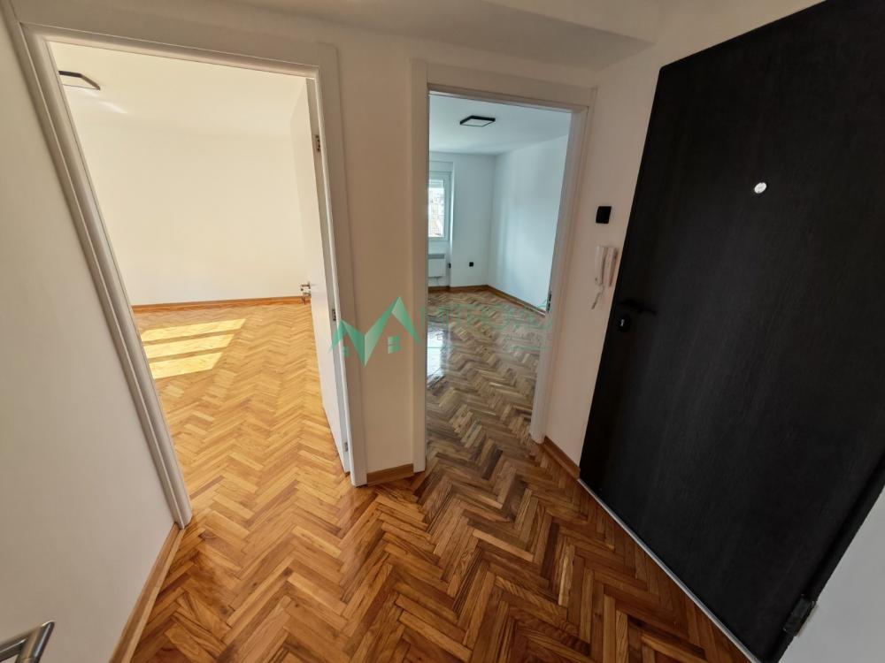 Slika 9 - Cara Dušana, 49m2. Renoviran dvosoban stan. 