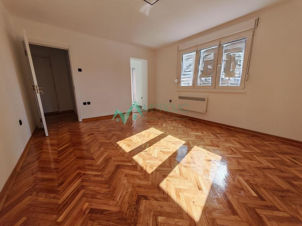 Slika 2 - Cara Dušana, 49m2. Renoviran dvosoban stan. 