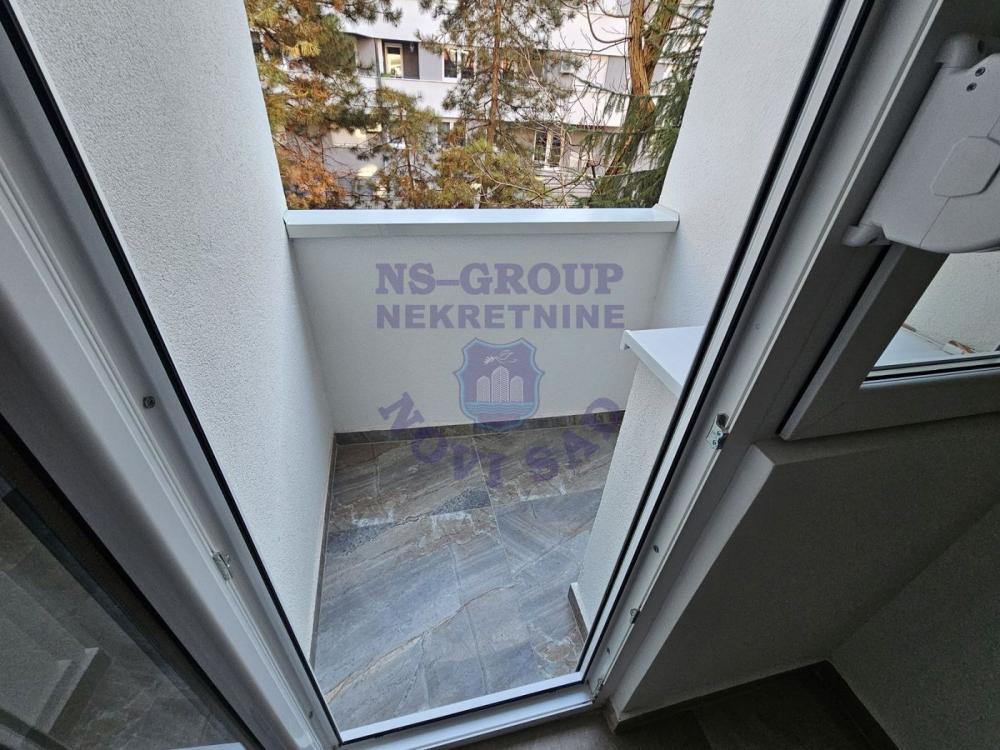 Slika 2 - Dvosoban, 43m2, Adamovićevo naselje Novi Sad, sa terasom