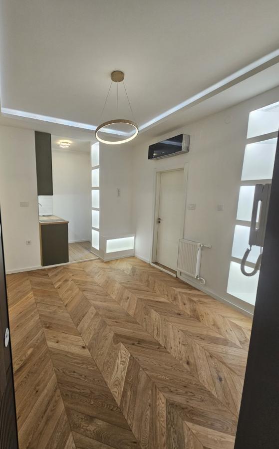 Glavna slika -Kompletno renovirana garsonjera u Starom gradu