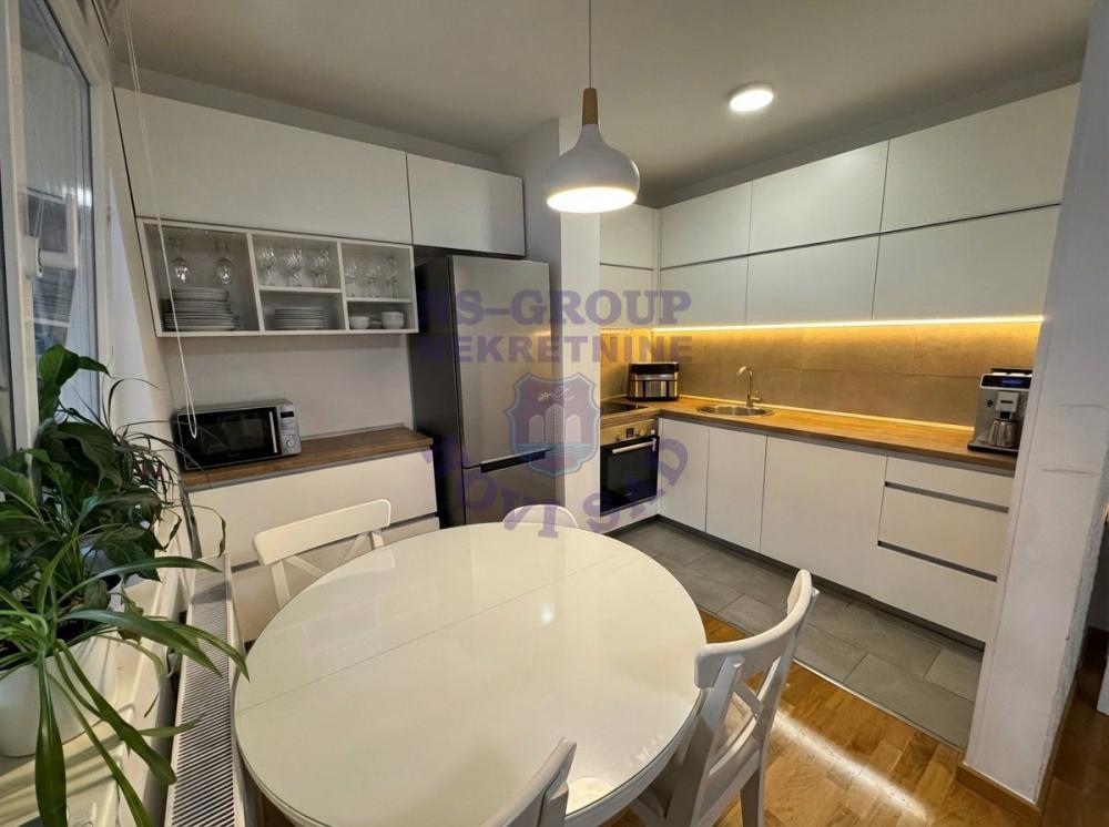 Slika 5 - Trosoban, 61m2, Podbara Novi Sad, sa terasom, ima lift