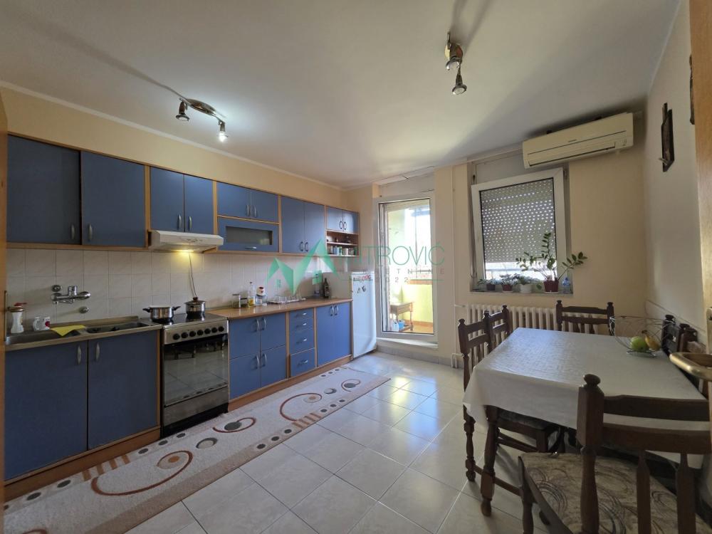 Slika 4 - Stan sa dušom u najlepšem delu Novog naselja 