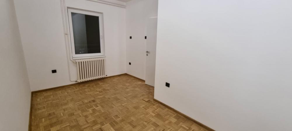 Slika 4 - 565213-Top ponuda na Petrovaradinu- Blok 8. Na odličnoj lokaciji, povoljno.