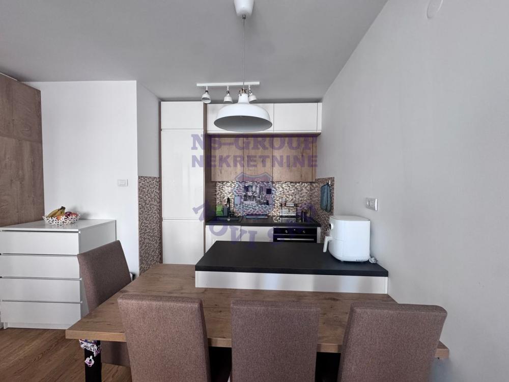 Slika 2 - Trosoban, 61m2, Podbara Novi Sad, sa terasom, ima lift