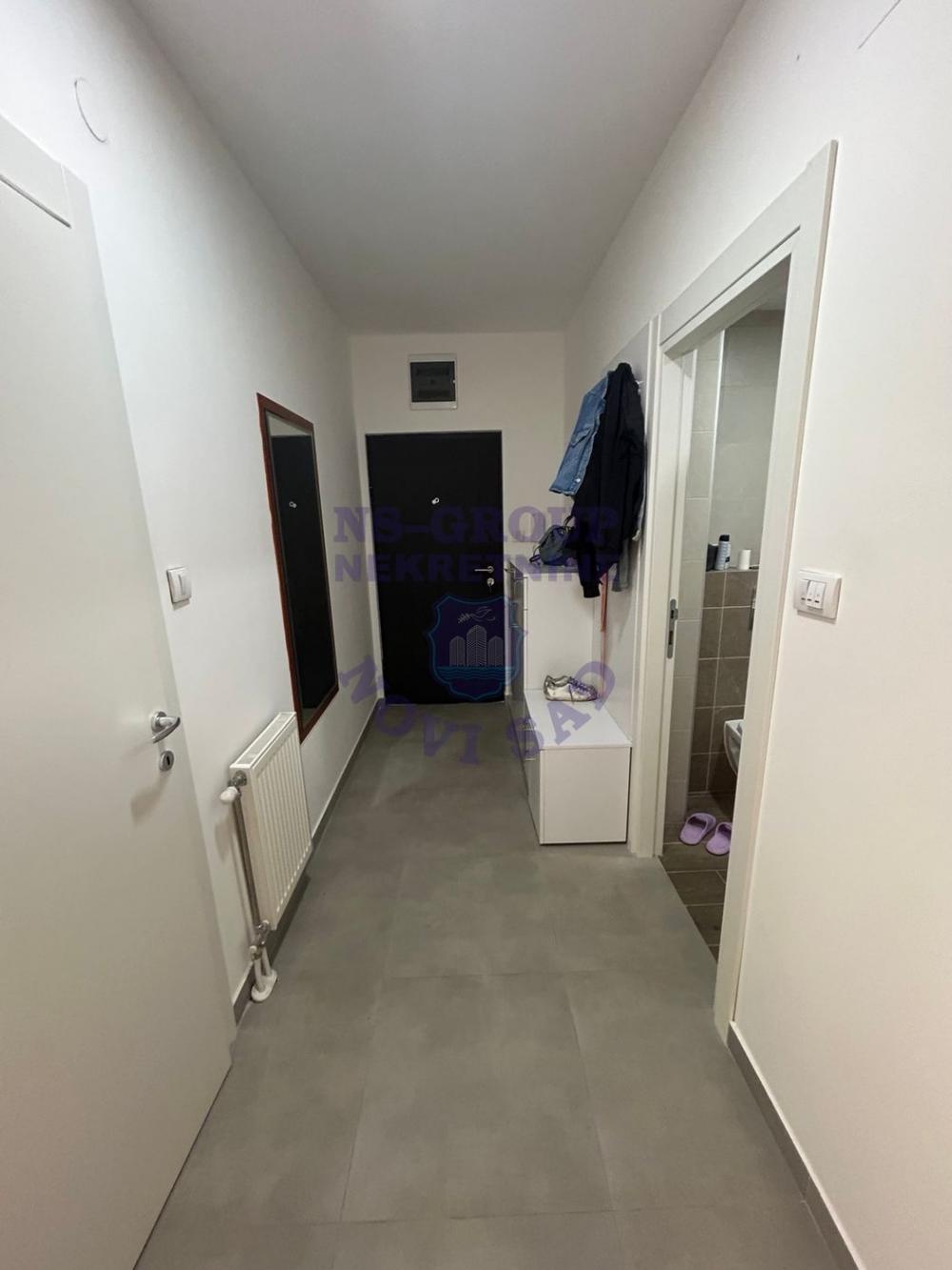 Slika 2 - Odličan četvorosoban stan na Petrovaradinu