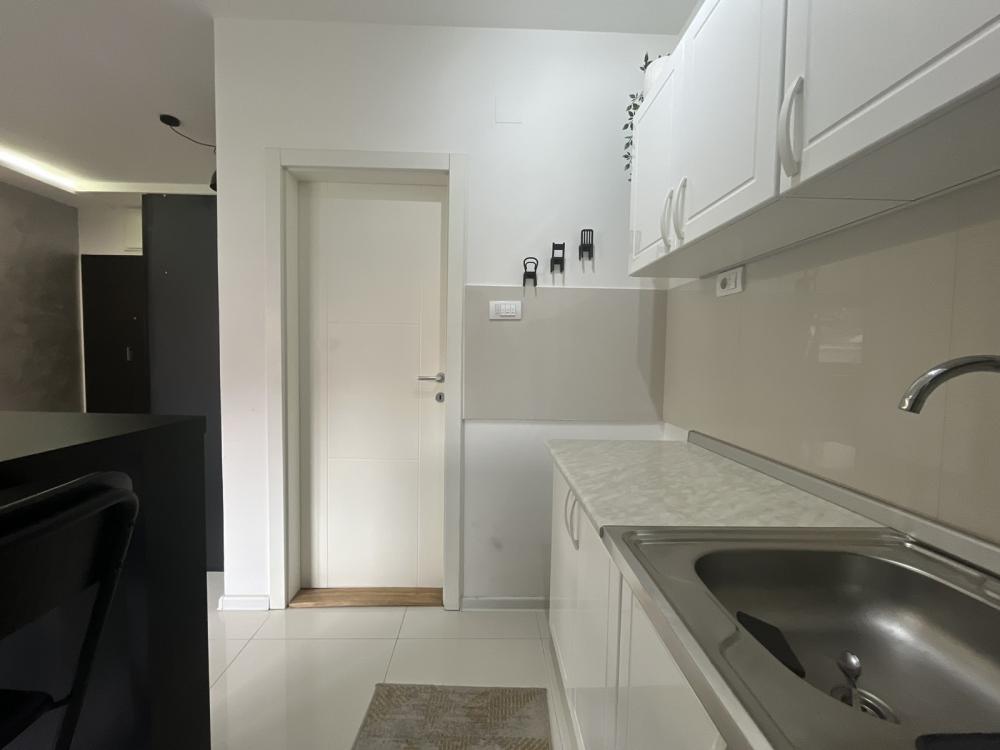 Slika 5 - Kompletno nameštena garsonjera sa parking mestom