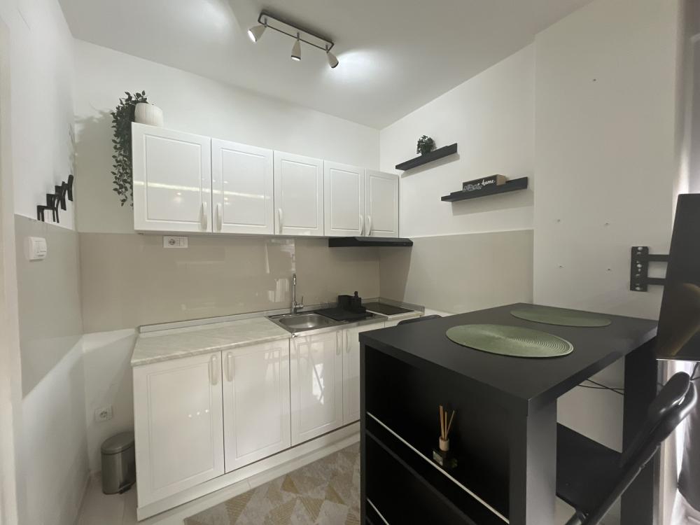 Slika 3 - Kompletno nameštena garsonjera sa parking mestom