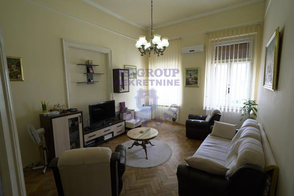 Glavna slika -Odličan devetosoban stan u centru grada!