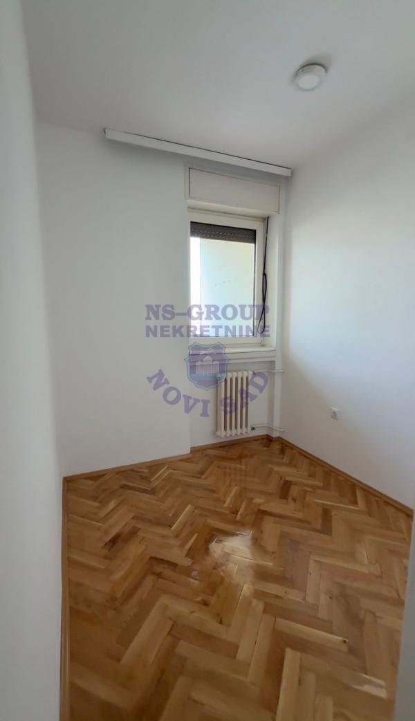 Slika 1 - Jednoiposoban, 35m2, Bulevar patrijarha Pavla (Somborski bulevar) Novi Sad, sa terasom