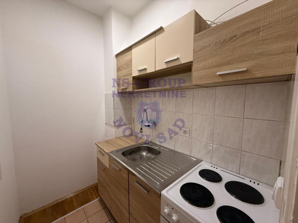 Slika 3 - Jednoiposoban, 35m2, Bulevar patrijarha Pavla (Somborski bulevar) Novi Sad, sa terasom