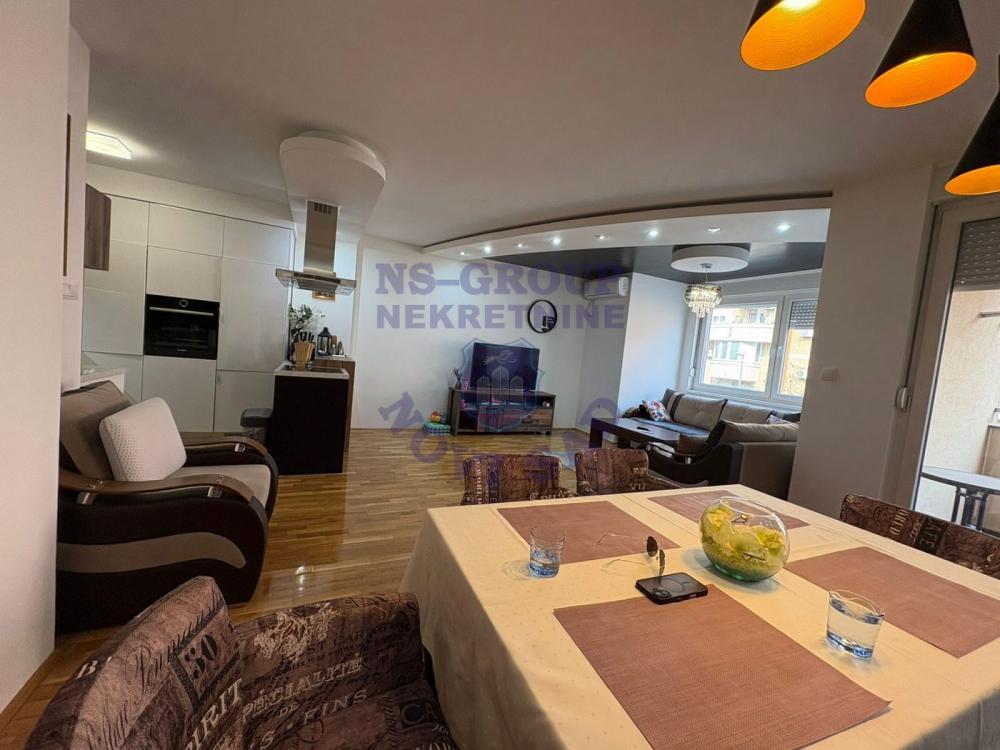 Glavna slika -Trosoban prepravljen u dvosoban!