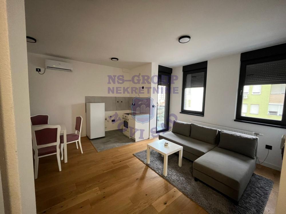 Glavna slika -Jednoiposoban, 38m2, Bulevar patrijarha Pavla (Somborski bulevar) Novi Sad, sa terasom, ima lift