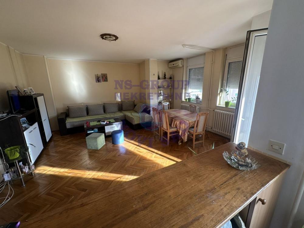 Slika 1 - Trosoban, 76m2, Nova Detelinara Novi Sad, sa terasom, ima lift