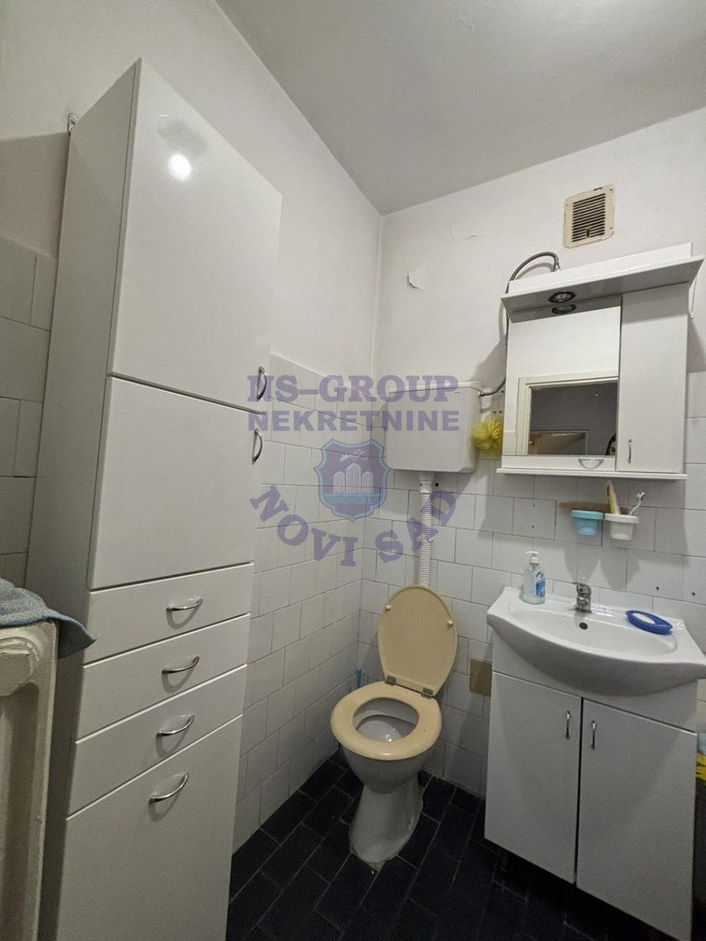 Slika 3 - Dvosoban, 62m2, Avijatičarsko naselje Novi Sad, sa terasom, ima lift