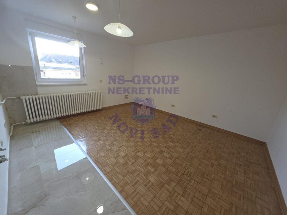 Slika 1 - Dvosoban, 42m2, Beogradski kej Novi Sad, sa terasom, ima lift