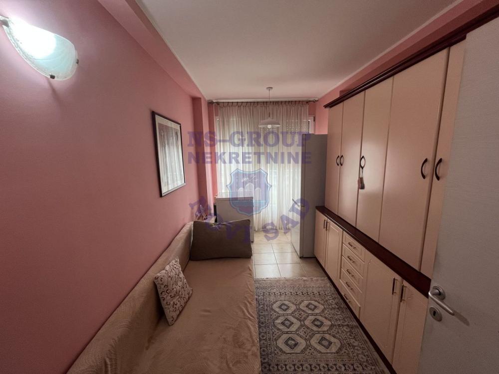 Slika 5 - Četvorosoban, 72m2, Beogradski kej Novi Sad, sa terasom, ima lift