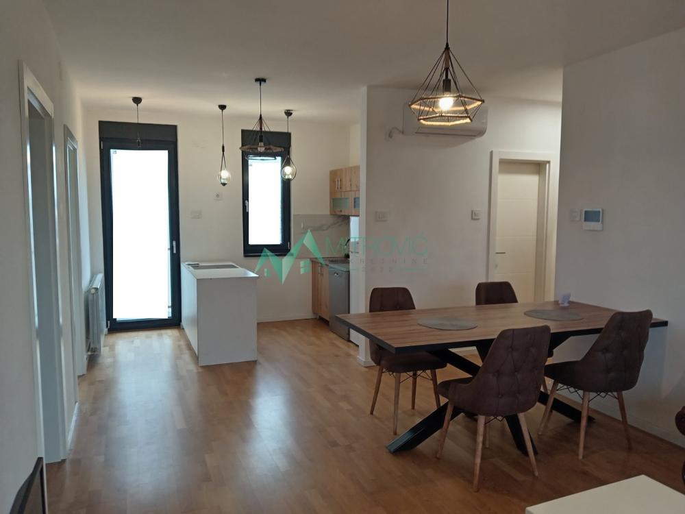 Slika 1 - Troiposoban, 71m2, Telep Novi Sad, sa terasom