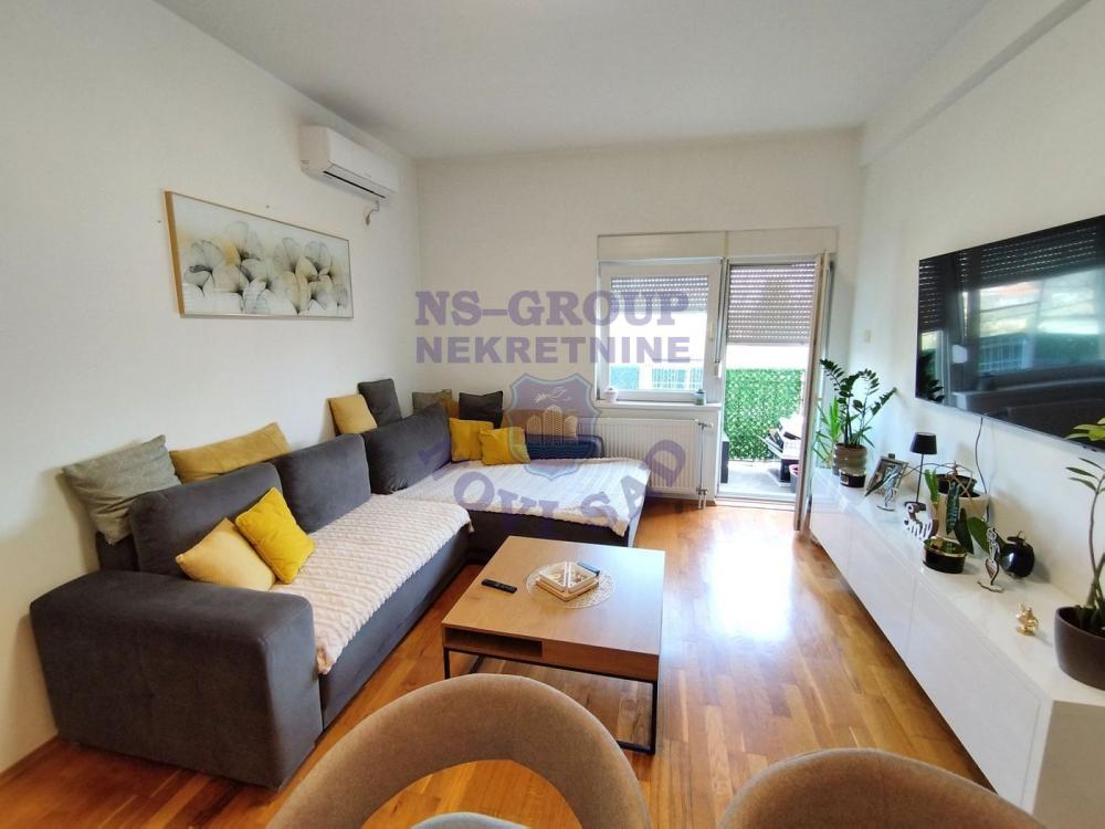 Slika 1 - Nameštena, bez ulaganja, prelepo uređena garsonjera na Petrovaradinu! š. 565944